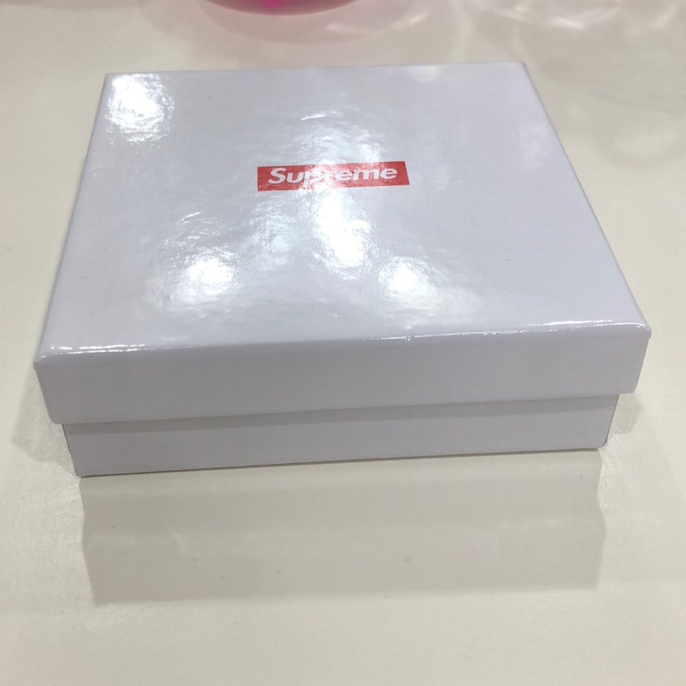 Supreme Box - Picture 3 of 6